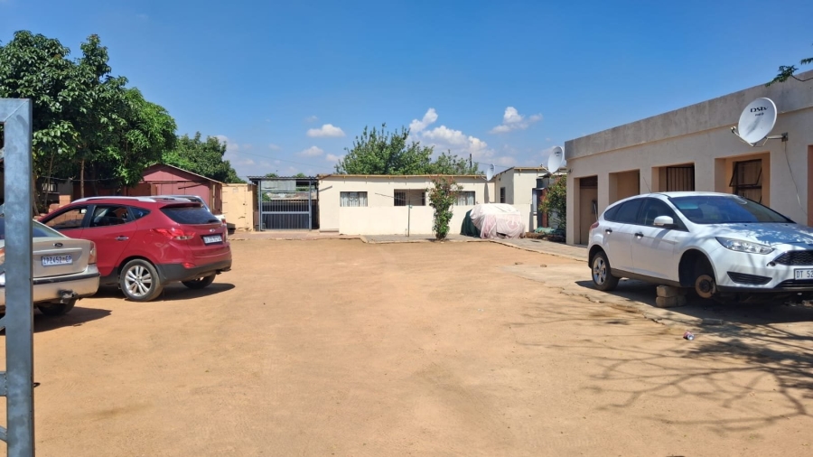 5 Bedroom Property for Sale in Mabopane Unit A North West